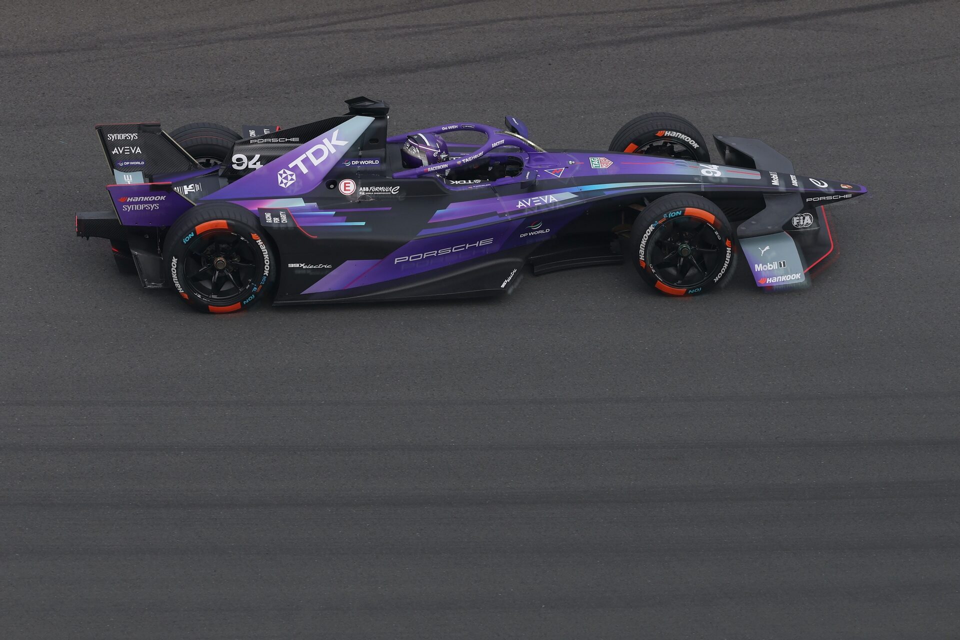 Pascal Wehrlein de Alemania pilotando el (94) Porsche Formula E Team Porsche 99X Electric en pista d