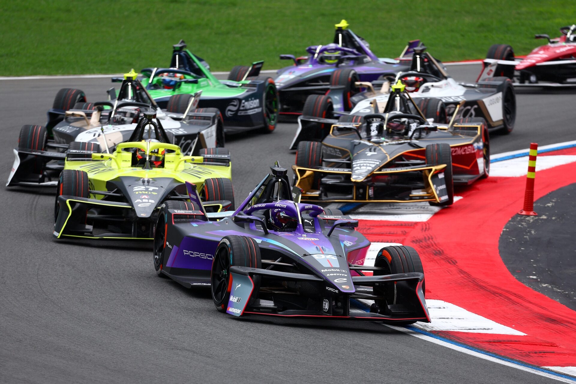 Pascal Wehrlein de Alemania pilotando el (94) Porsche Formula E Team Porsche 99X Electric en pista d