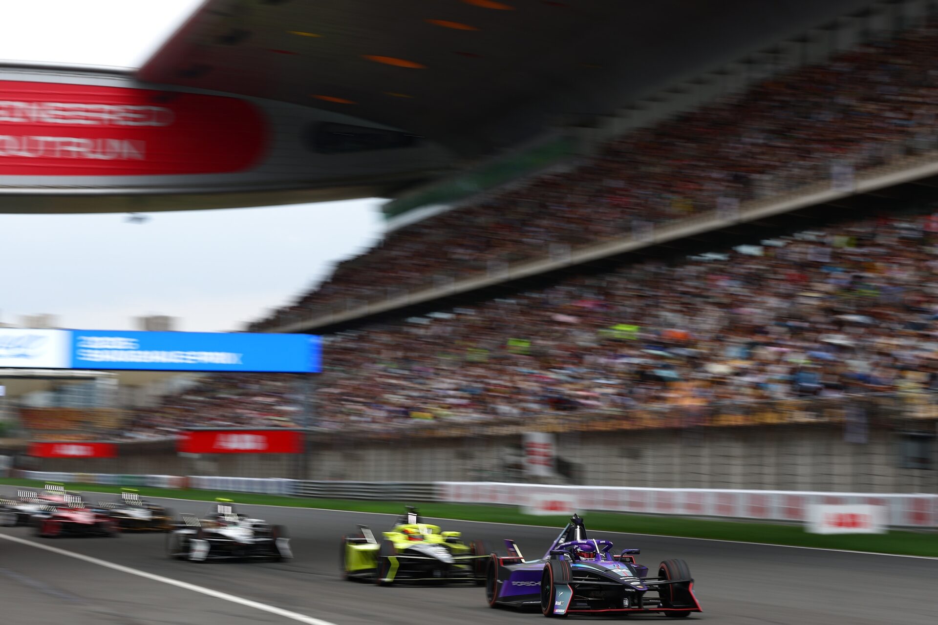 Pascal Wehrlein de Alemania pilotando el (94) Porsche Formula E Team Porsche 99X Electric en pista d