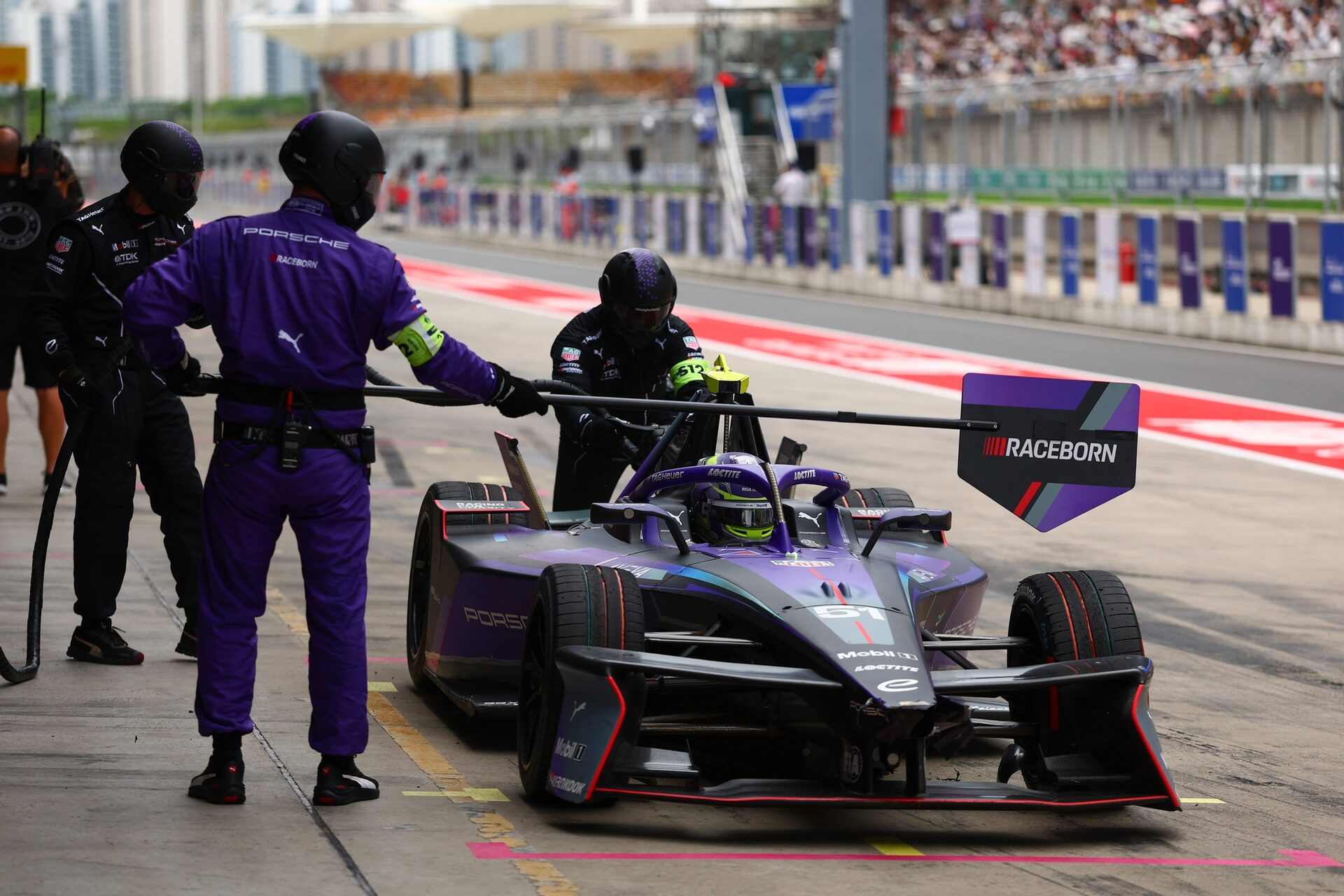 Nico Muller de Suiza pilotando el (51) Porsche Formula E Team Porsche 99X Electric makes a Pit Boost