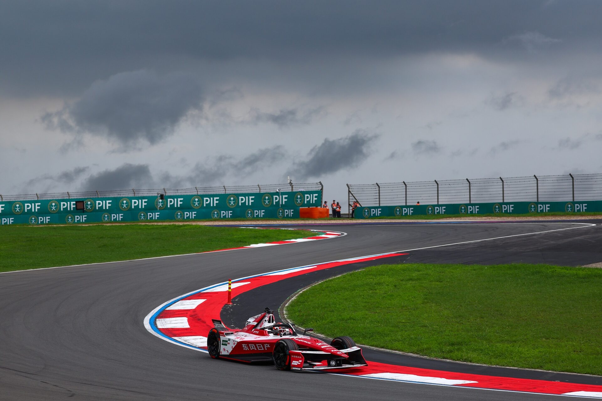 Norman Nato de Francia pilotando el (23) Nissan Formula E Team Nissan e-4ORCE 05 en pista durante el