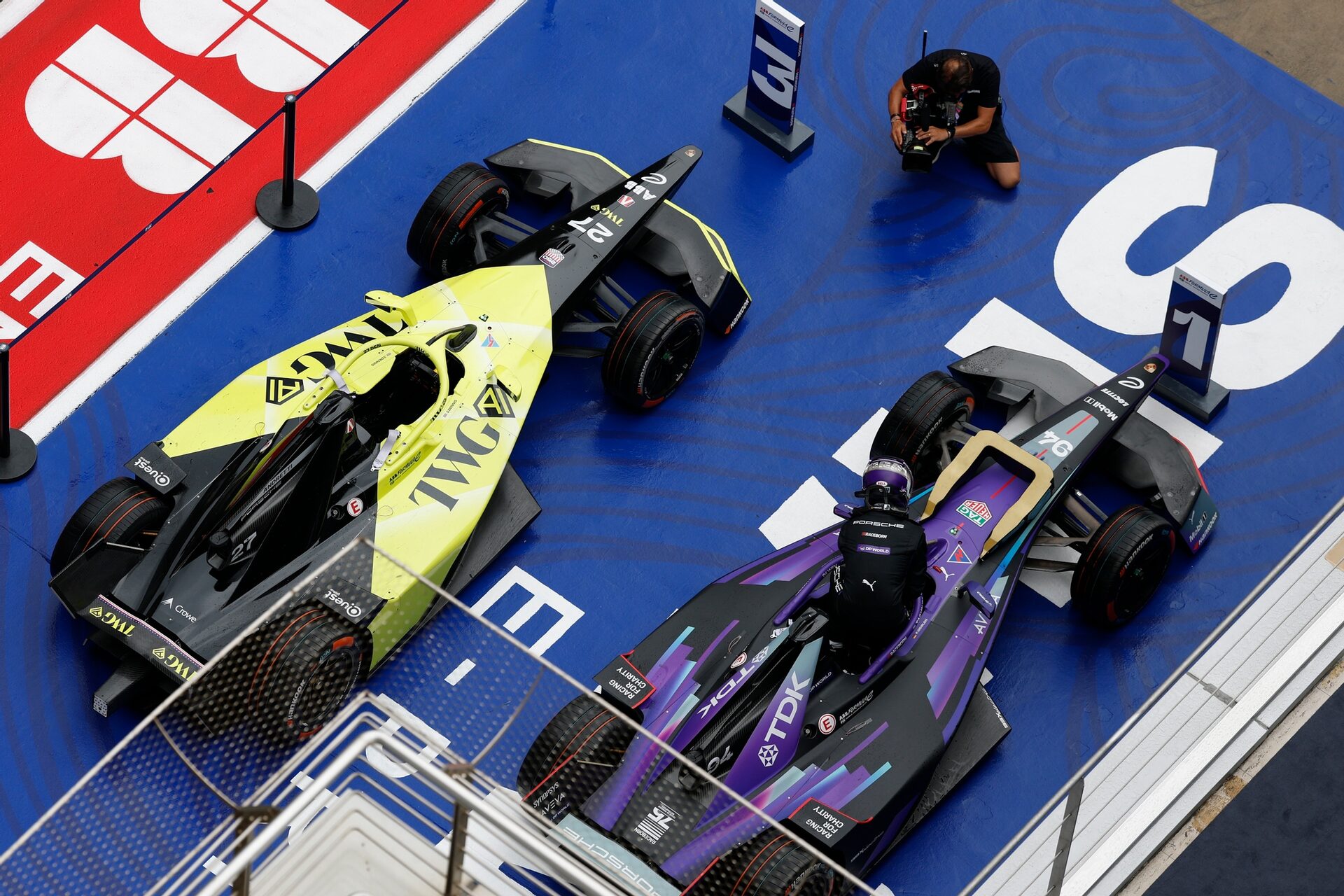 El ganador de la carrera Pascal Wehrlein de Alemania y el Porsche Formula E Team celebra en el parque cerrado durante 