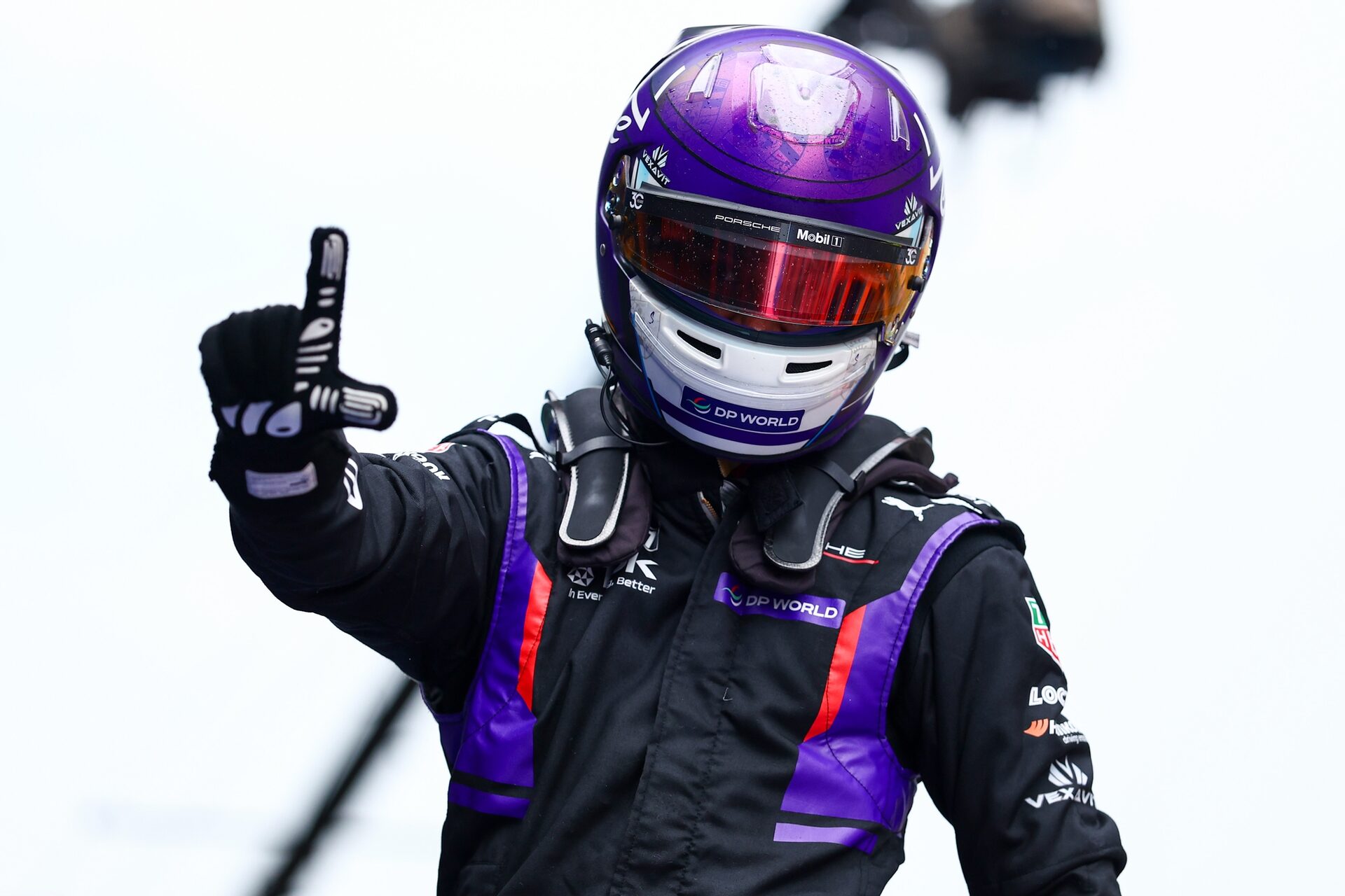 El ganador de la carrera Pascal Wehrlein de Alemania y el Porsche Formula E Team celebra en el parque cerrado durante 