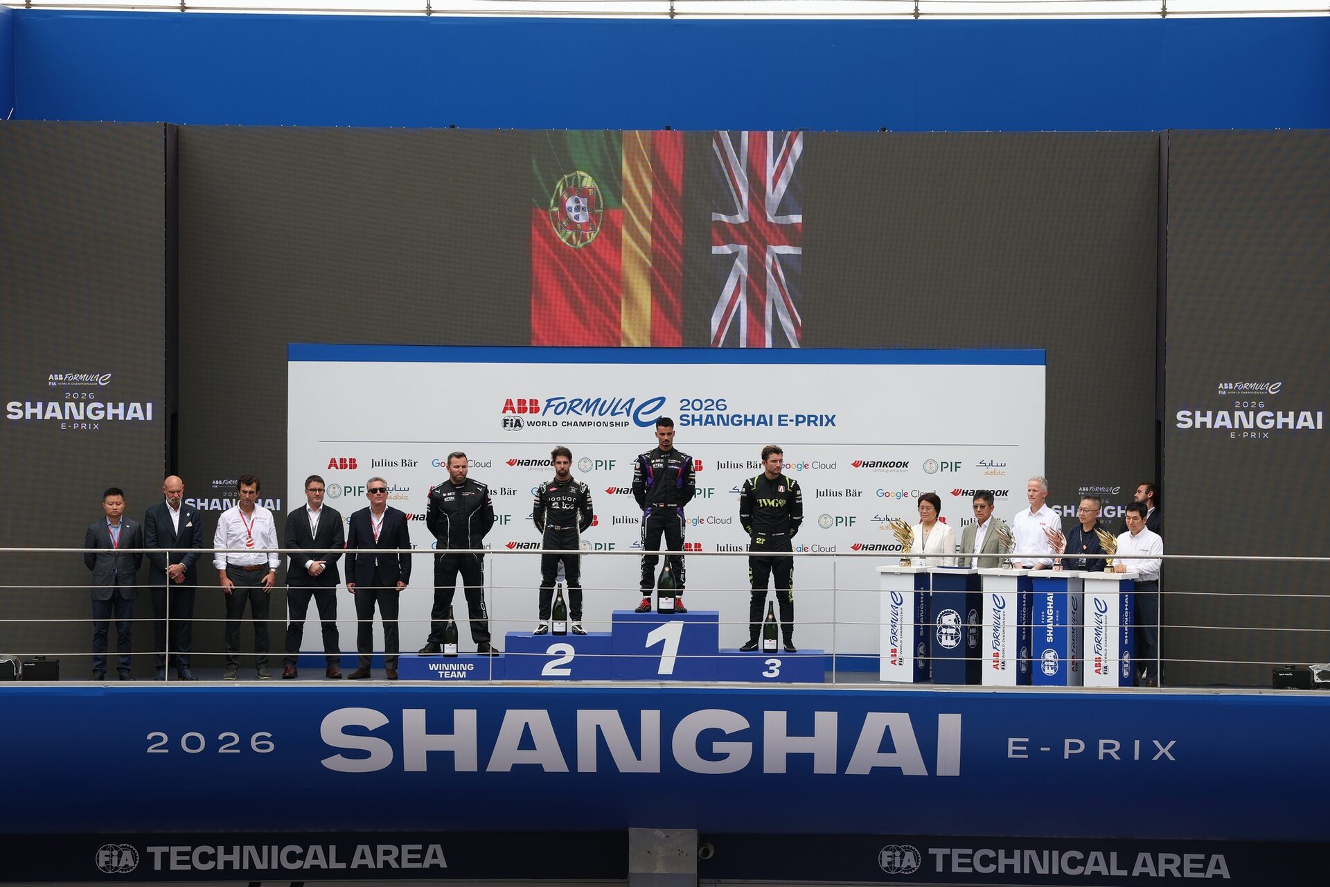 El ganador de la carrera Pascal Wehrlein de Alemania y el Porsche Formula E Team, El segundo clasificado Antonio Felix da C