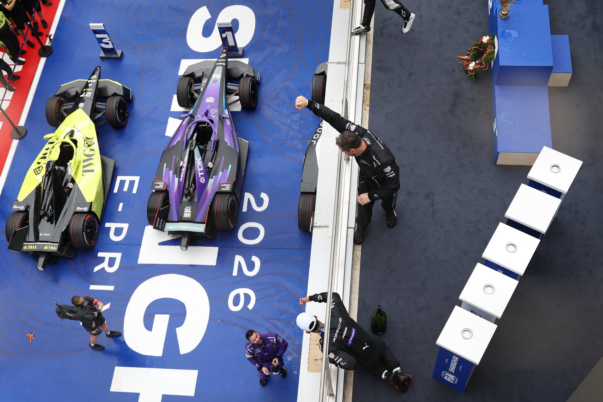 El ganador de la carrera Pascal Wehrlein de Alemania y el Porsche Formula E Team celebra en el podio durante 