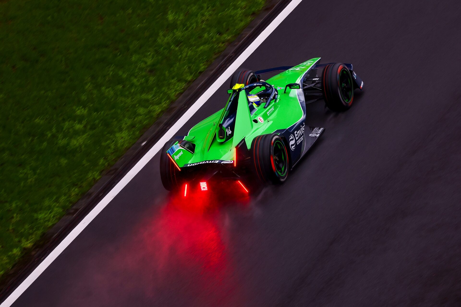 Joel Eriksson de Suecia pilotando el (14) Envision Racing Jaguar I-TYPE 7 en pista durante la sesión