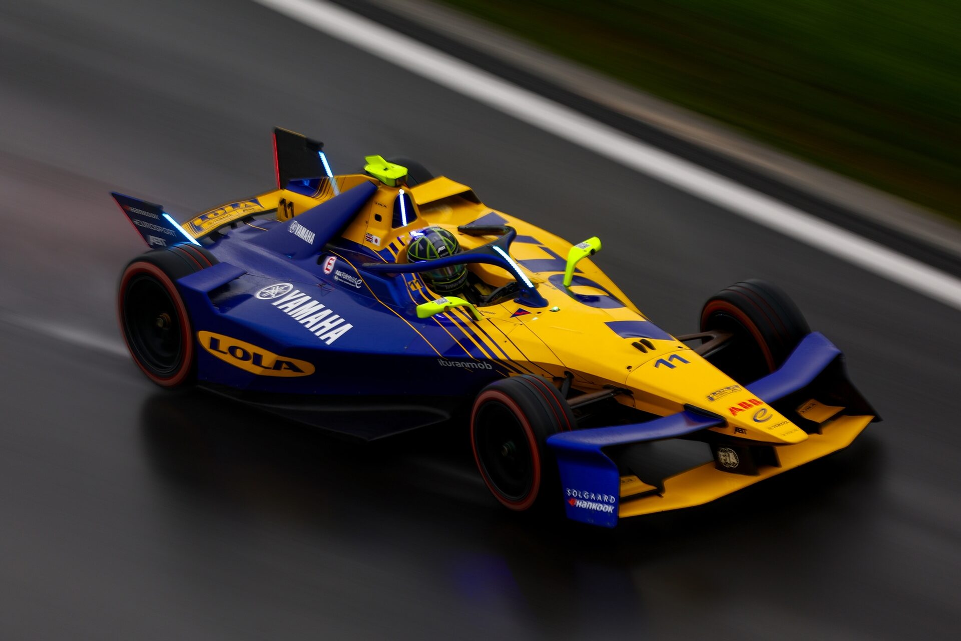 Lucas di Grassi de Brasil pilotando el (11) Lola Yamaha ABT Formula E Team Lola-Yamaha T001 en pista