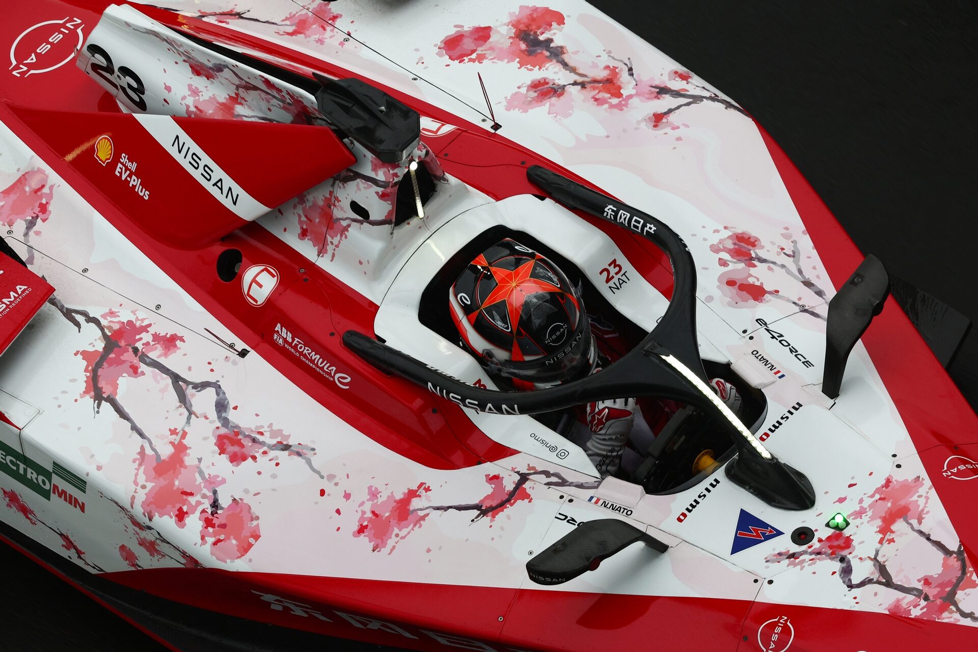 Norman Nato de Francia pilotando el (23) Nissan Formula E Team Nissan e-4ORCE 05 en pista durante la