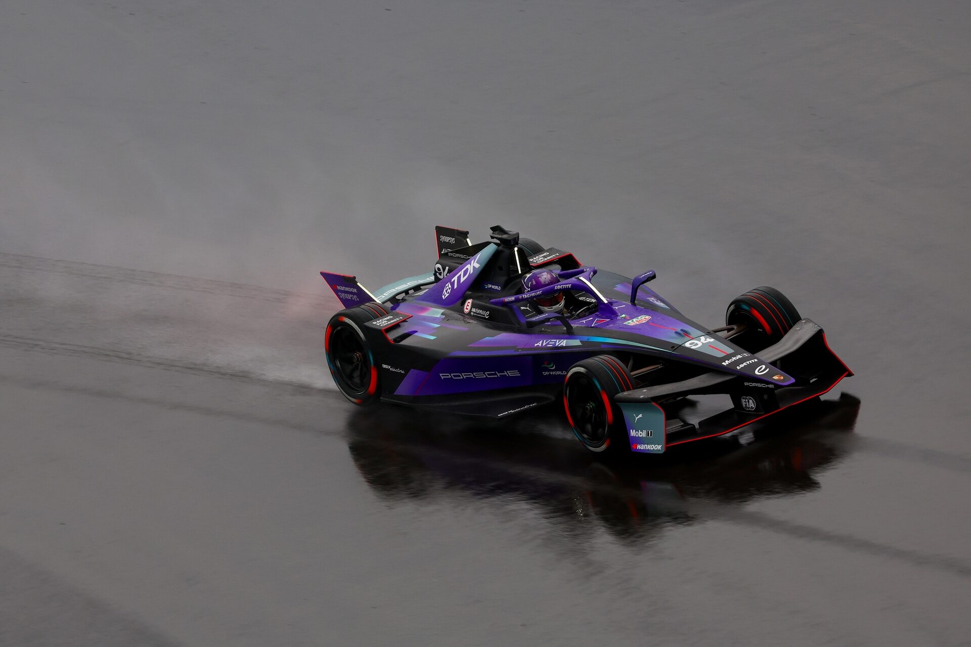 Pascal Wehrlein de Alemania pilotando el (94) Porsche Formula E Team Porsche 99X Electric en pista d