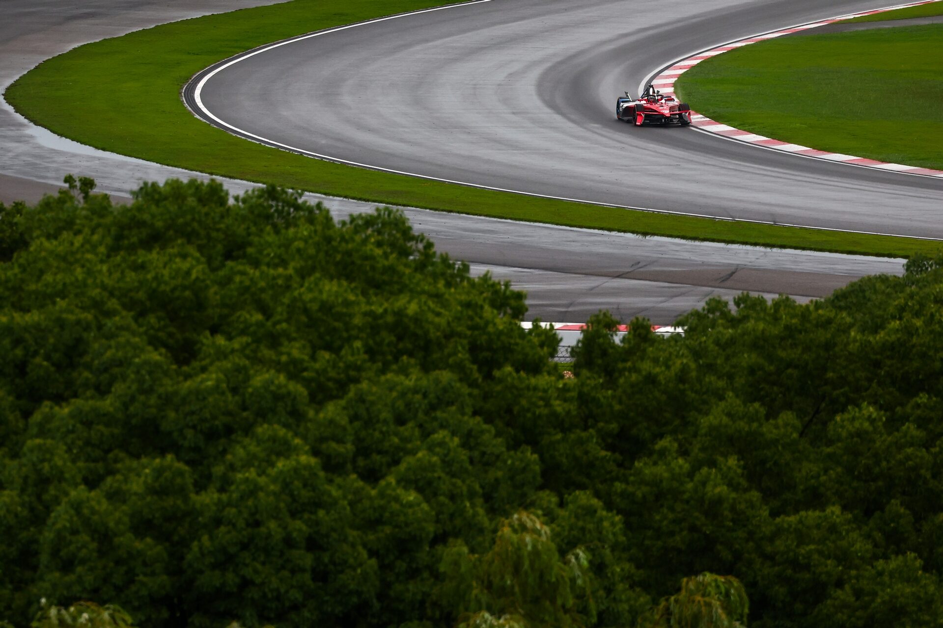 Nick Cassidy de Nueva Zelanda pilotando el (37) Citroen Racing e-CX en pista durante la sesión de en