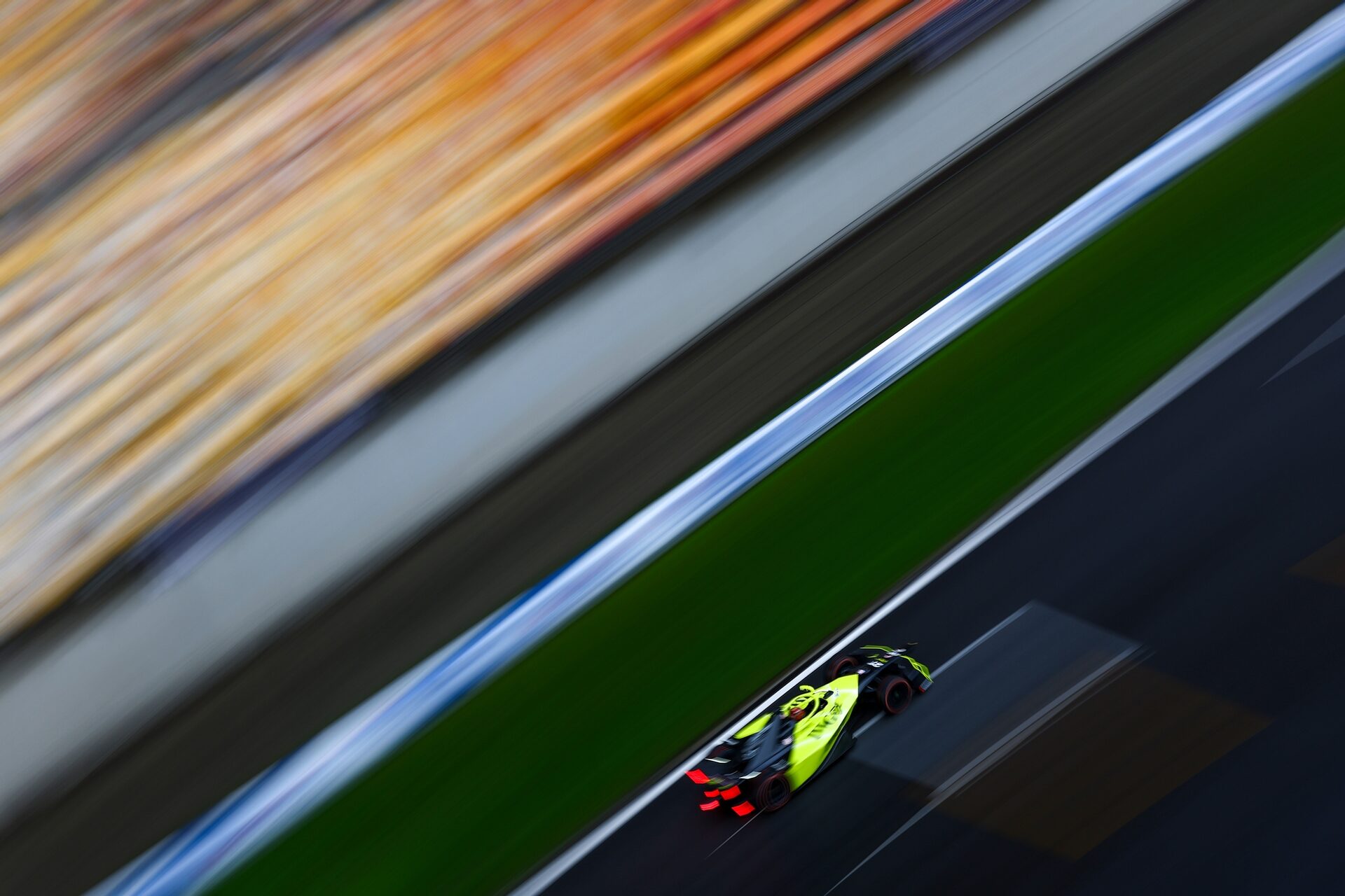 Jake Dennis de Gran Bretaña pilotando el (27) Andretti Formula E Porsche 99X Electric en pista duran