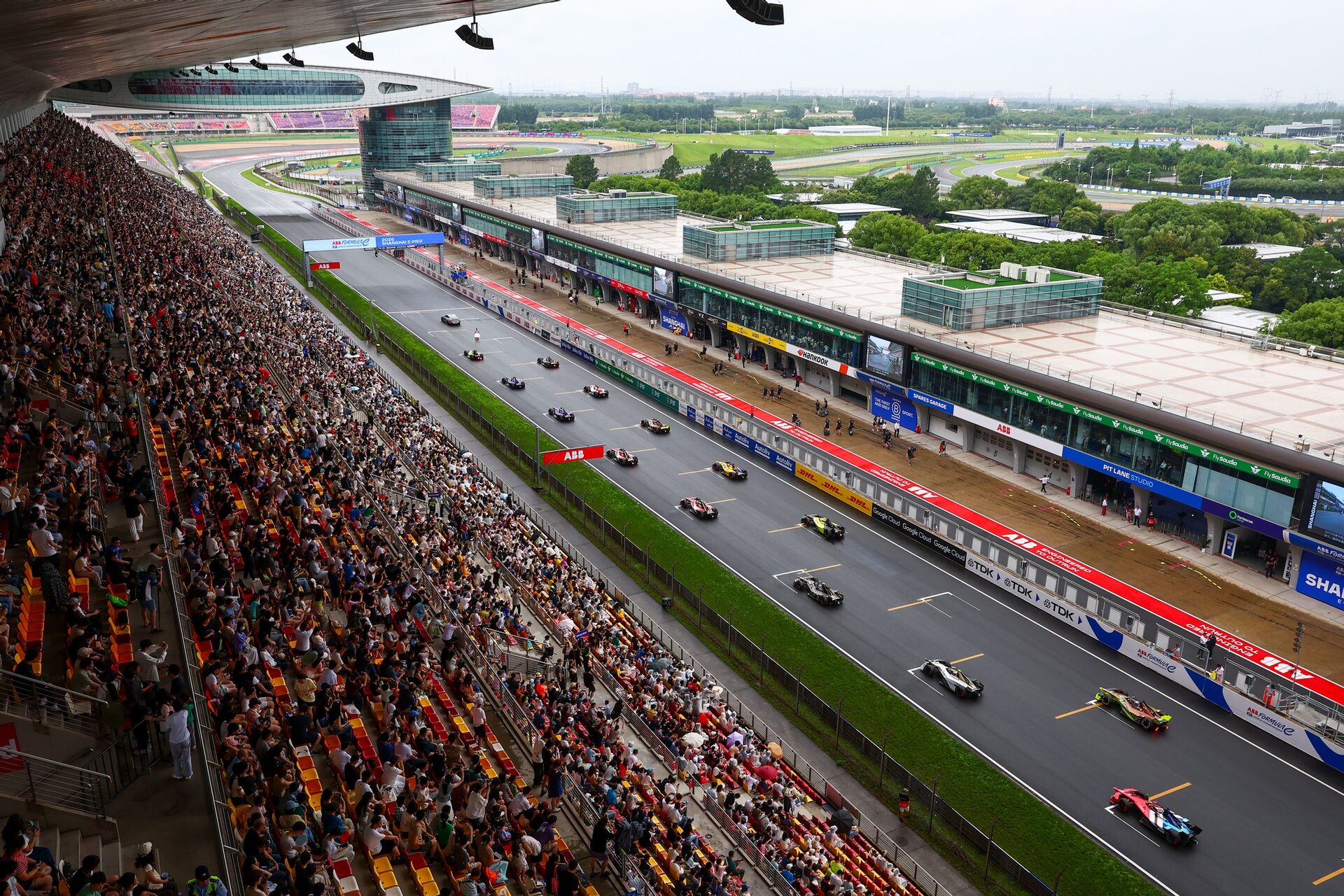 Una vista general de la parrilla de salida durante el Shanghai E-Prix, Ronda 13 del Campeonato Mundial de Fórmula E 