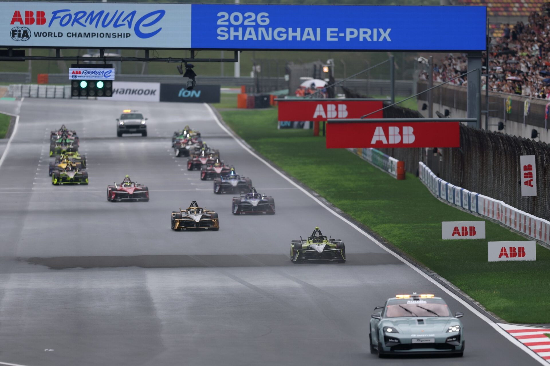 El Safety Car de la FIA lidera a Felipe Drugovich de Brasil pilotando el (28) Andretti Formula E Porsche 99X