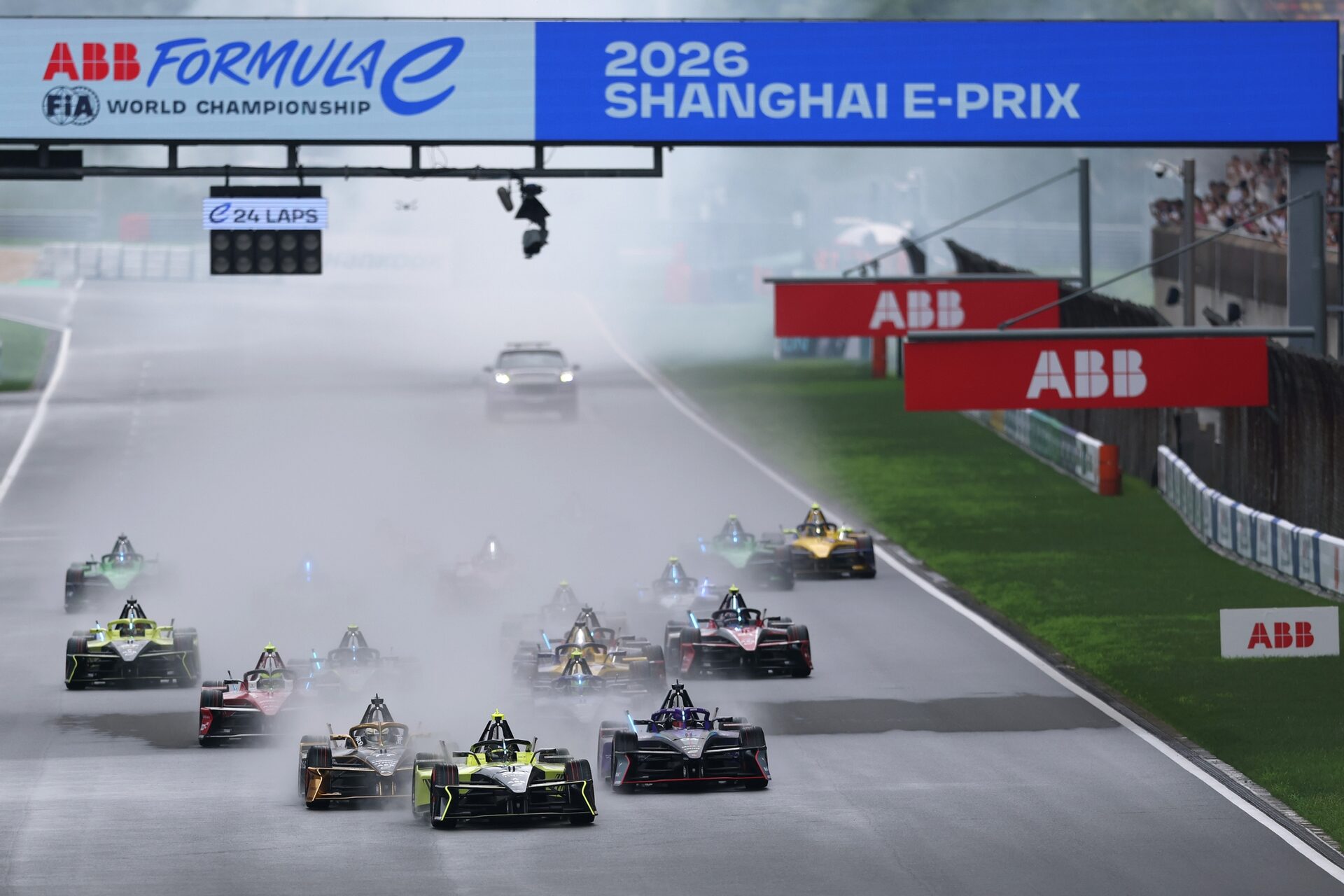 Felipe Drugovich de Brasil pilotando el (28) Andretti Formula E Porsche 99X Electric leads the field