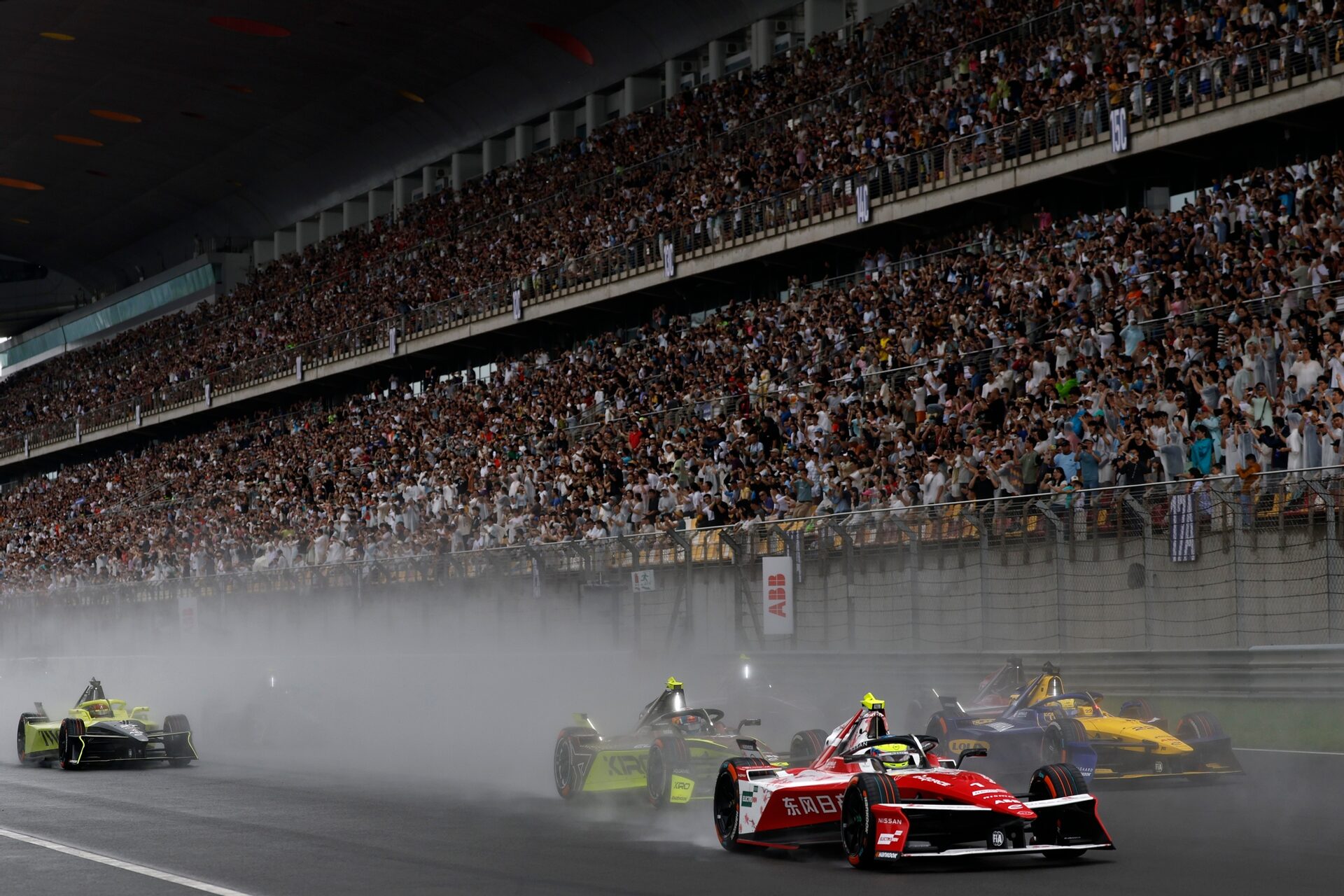 Oliver Rowland de Gran Bretaña pilotando el (1) Nissan Formula E Team Nissan e-4ORCE 05 en pista dur