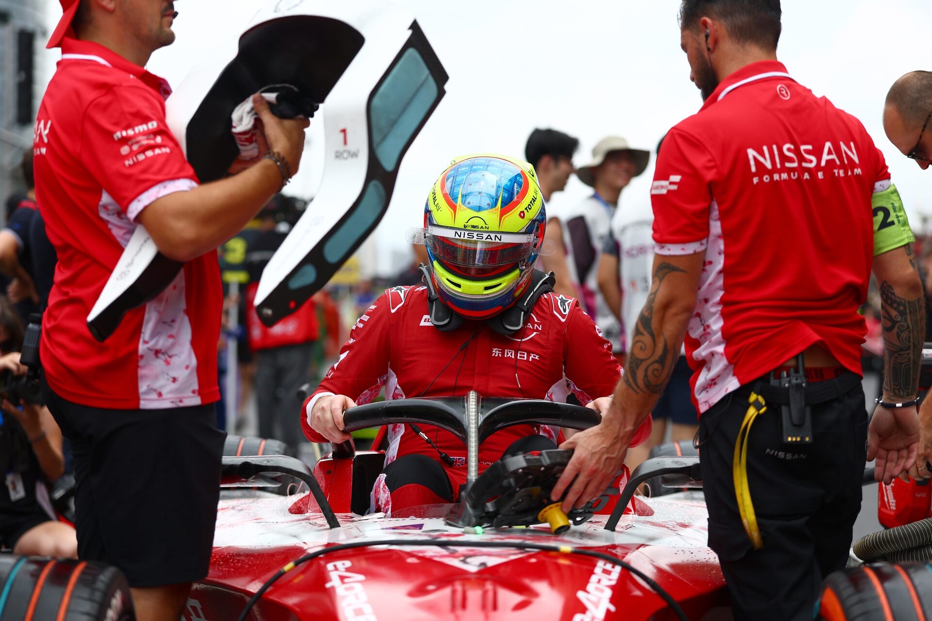 Oliver Rowland de Gran Bretaña y el Nissan Formula E Team se prepara para arrancar en la parrilla durante el Sh