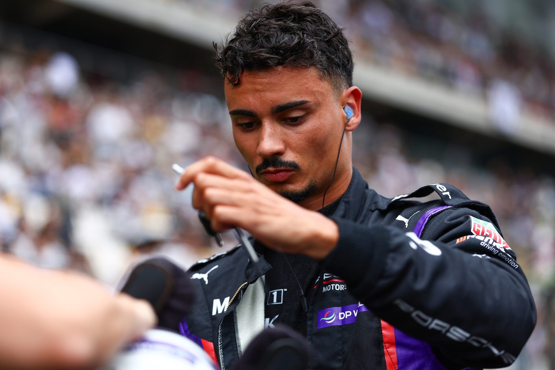 Pascal Wehrlein de Alemania y el Porsche Formula E Team se prepara para arrancar en la parrilla durante el Shan