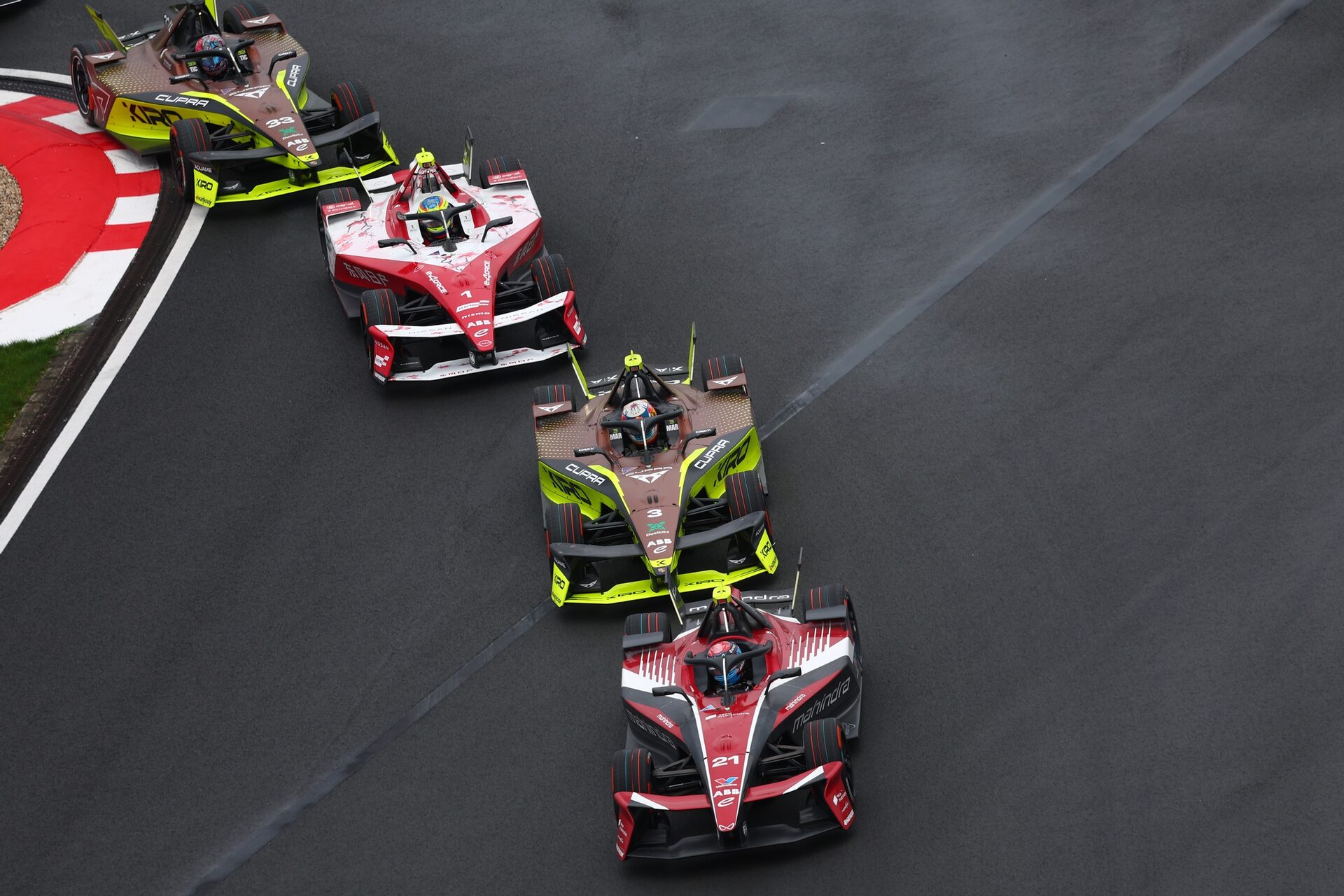 Nyck de Vries de los Países Bajos pilotando el (21) Mahindra Racing Mahindra M12Electro en pista dur