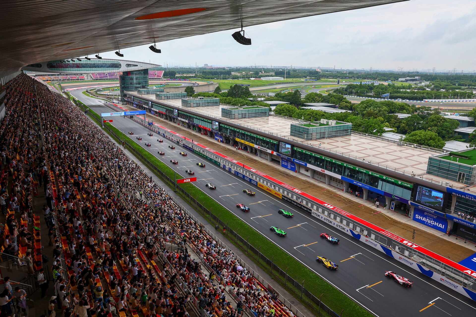 Una vista general de la parrilla desde la tribuna principal durante el Shanghai E-Prix, Ronda 13 del Campeonato M