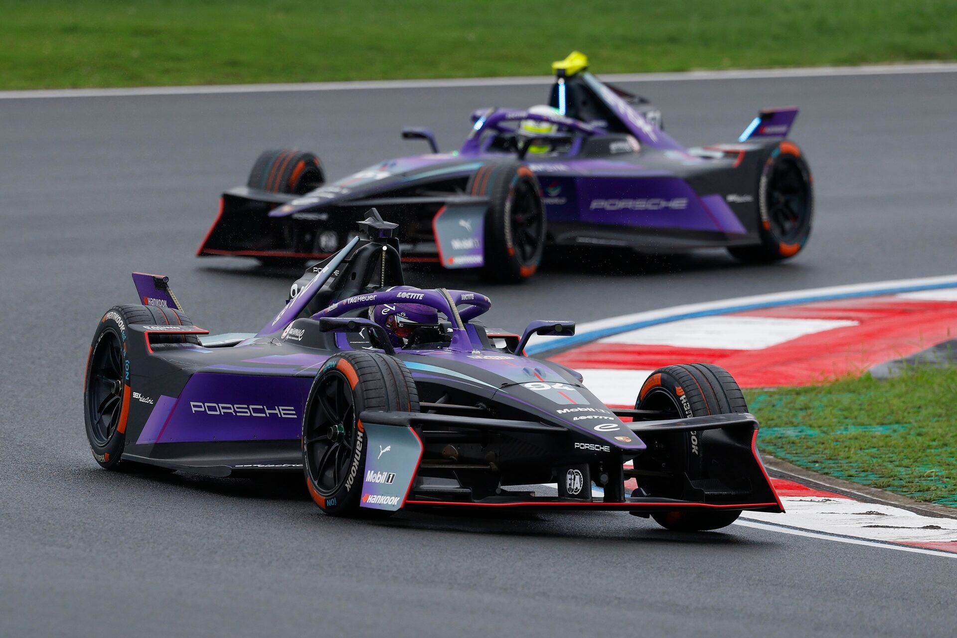 Pascal Wehrlein de Alemania pilotando el (94) Porsche Formula E Team Porsche 99X Electric en pista d