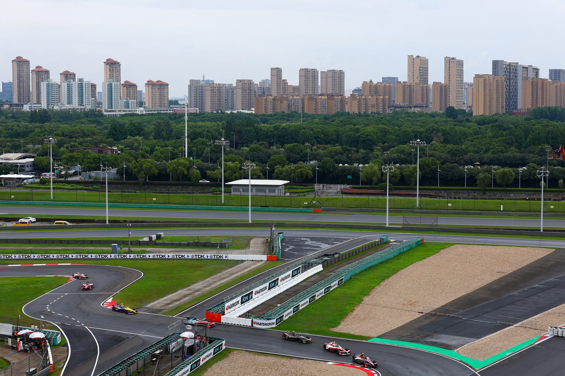 Nyck de Vries de los Países Bajos pilotando el (21) Mahindra Racing Mahindra M12Electro en pista dur