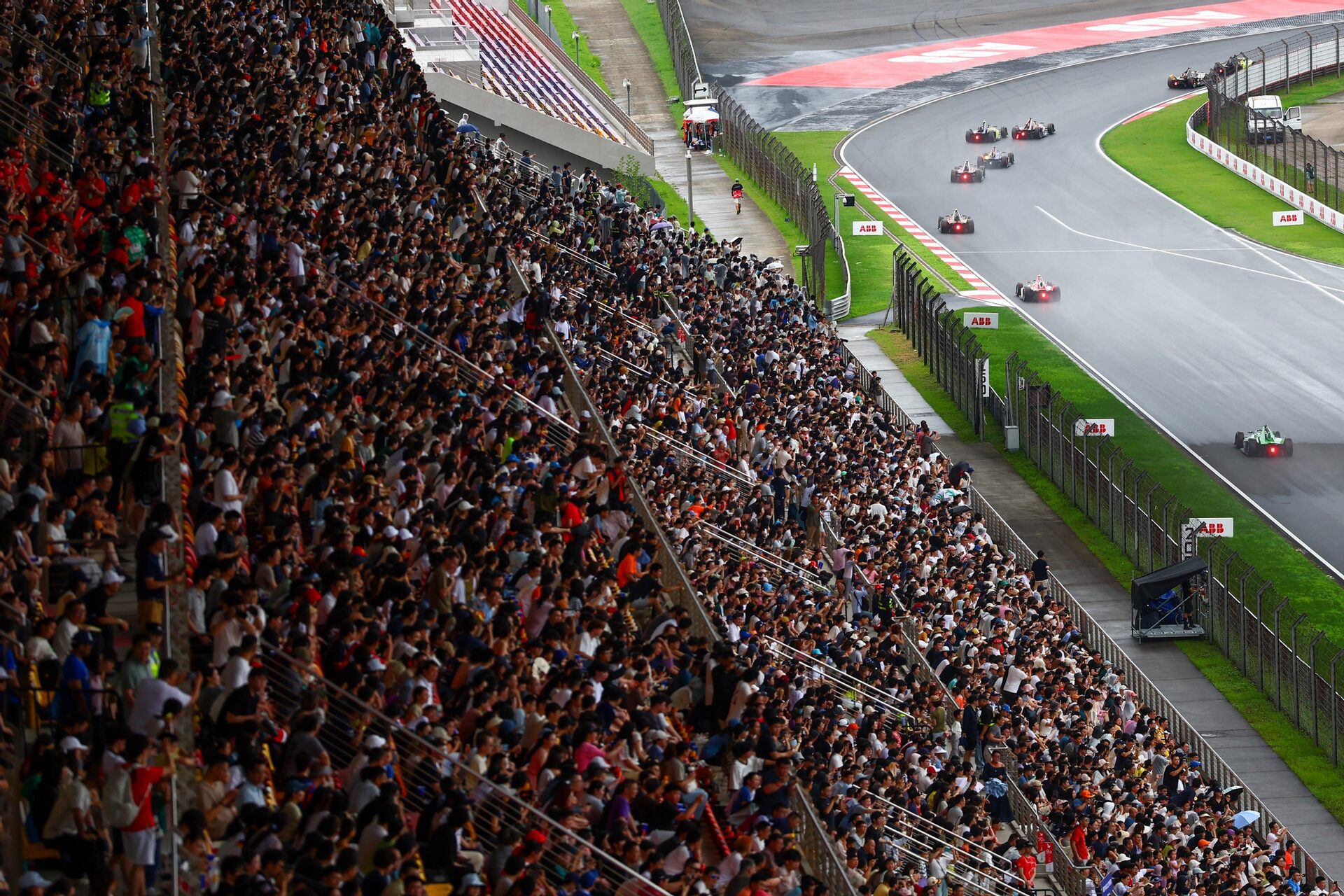 Una vista general desde la tribuna de la acción en pista durante el Shanghai E-Prix, Ronda 13 del Campe
