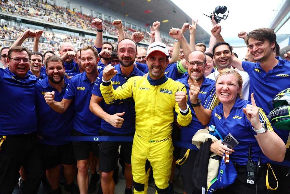 El ganador de la carrera Lucas di Grassi de Brasil y el Lola Yamaha ABT Formula E Team celebra en el parque cerrado wi
