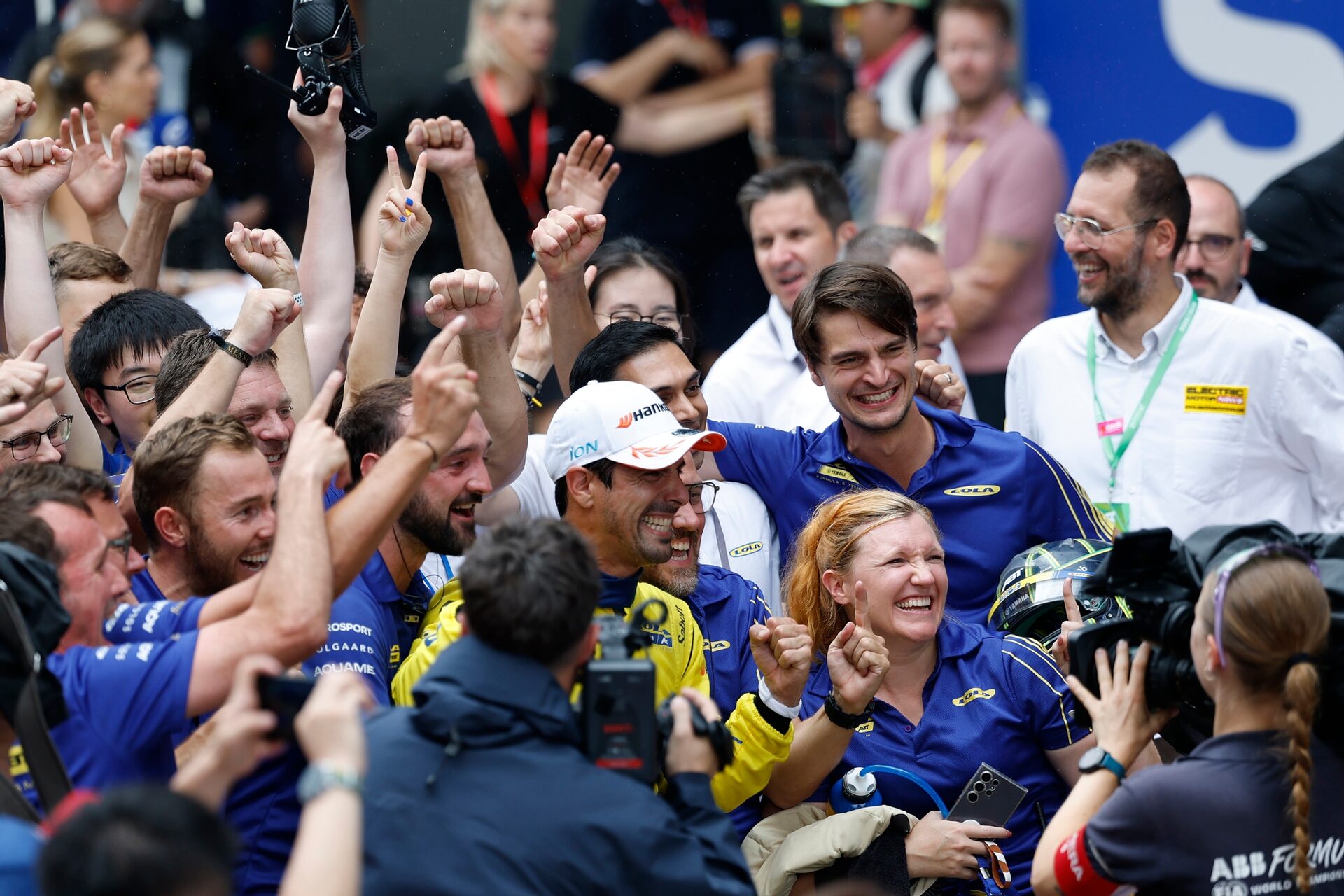 El ganador de la carrera Lucas di Grassi de Brasil y el Lola Yamaha ABT Formula E Team celebra en el parque cerrado du
