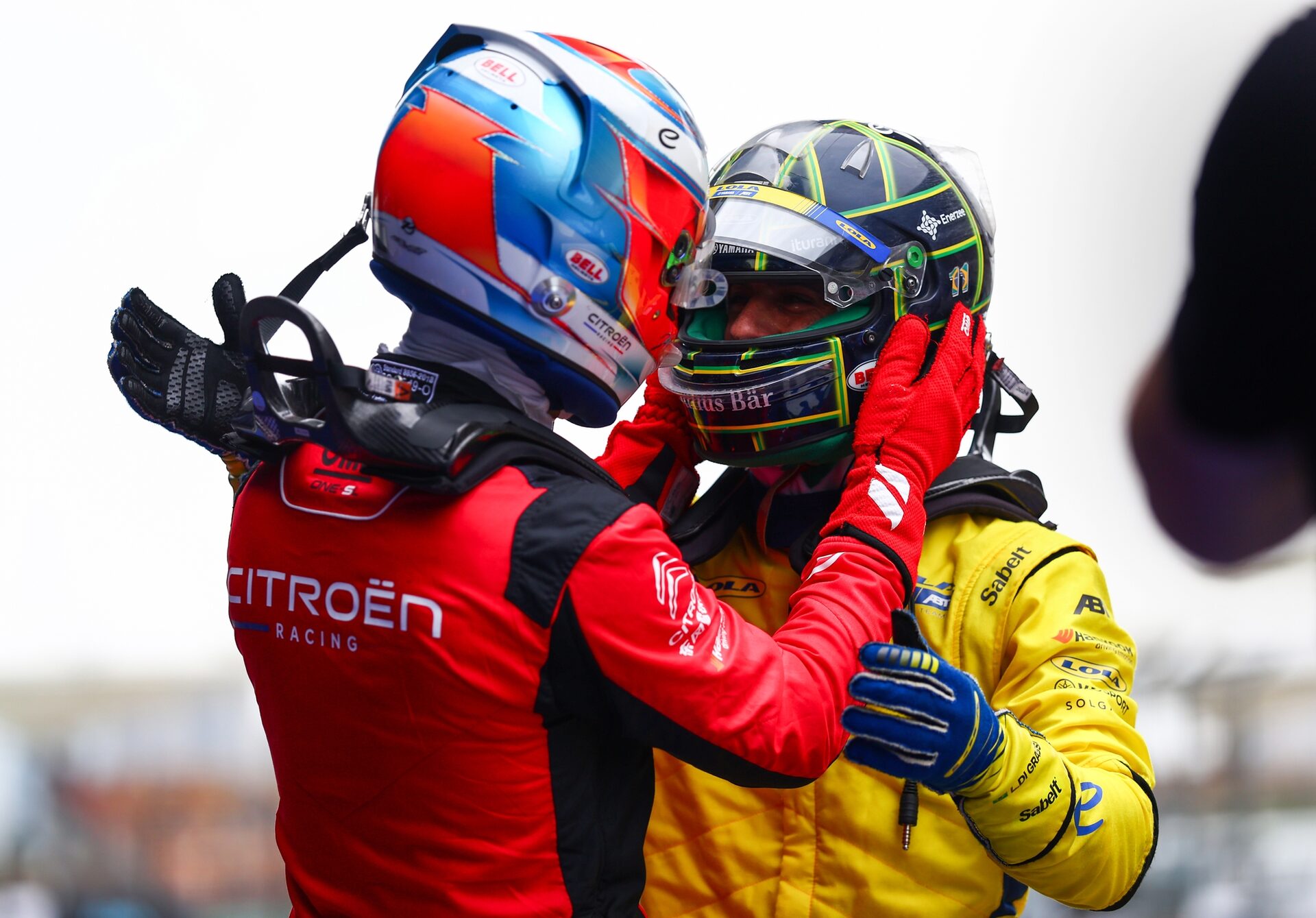 El segundo clasificado Jean-Eric Vergne de Francia y el Citroen Racing felicita a El ganador de la carrera Lucas di Gras