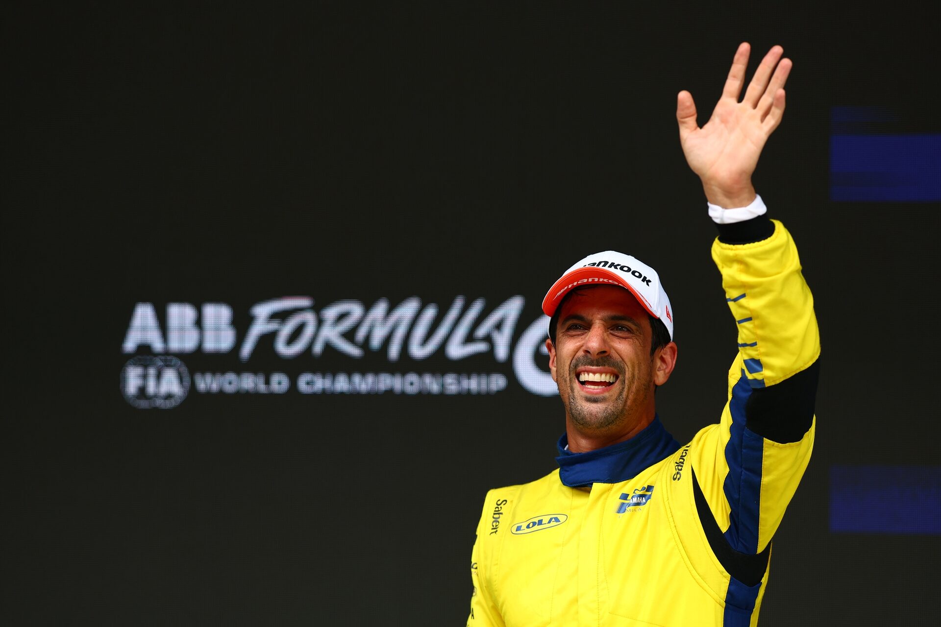El ganador de la carrera Lucas di Grassi de Brasil y el Lola Yamaha ABT Formula E Team celebra en el parque cerrado du