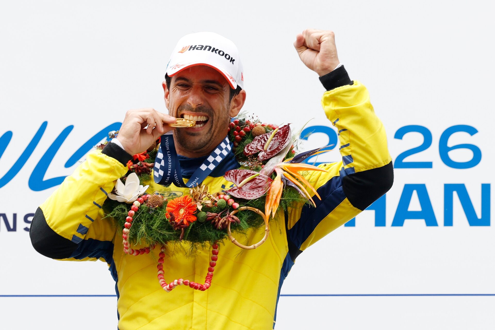 El ganador de la carrera Lucas di Grassi de Brasil y el Lola Yamaha ABT Formula E Team celebra en el podio du
