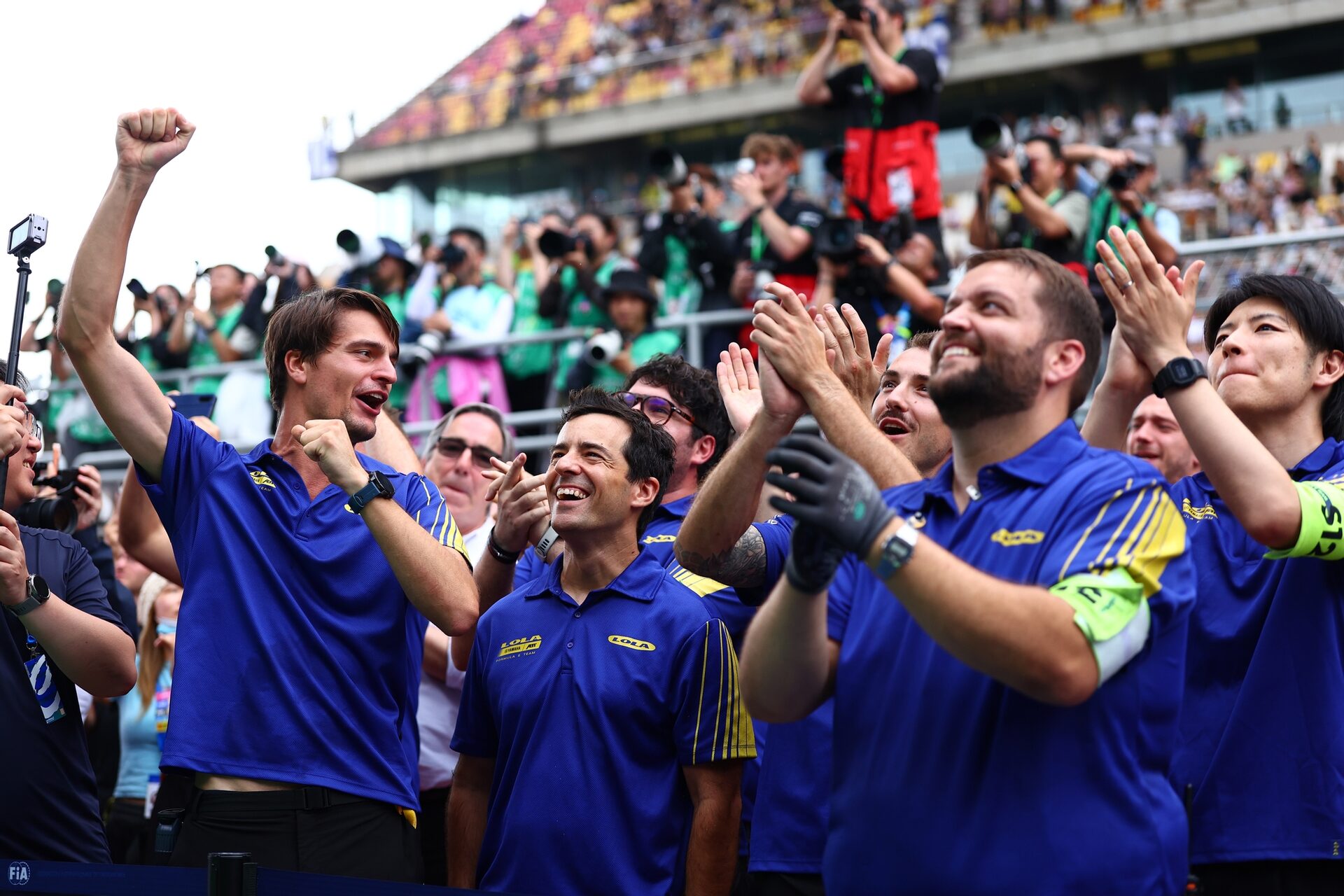Los miembros del equipo Lola Yamaha ABT Formula E celebran en el parque cerrado durante el Shanghai E-Prix, Ronda 13