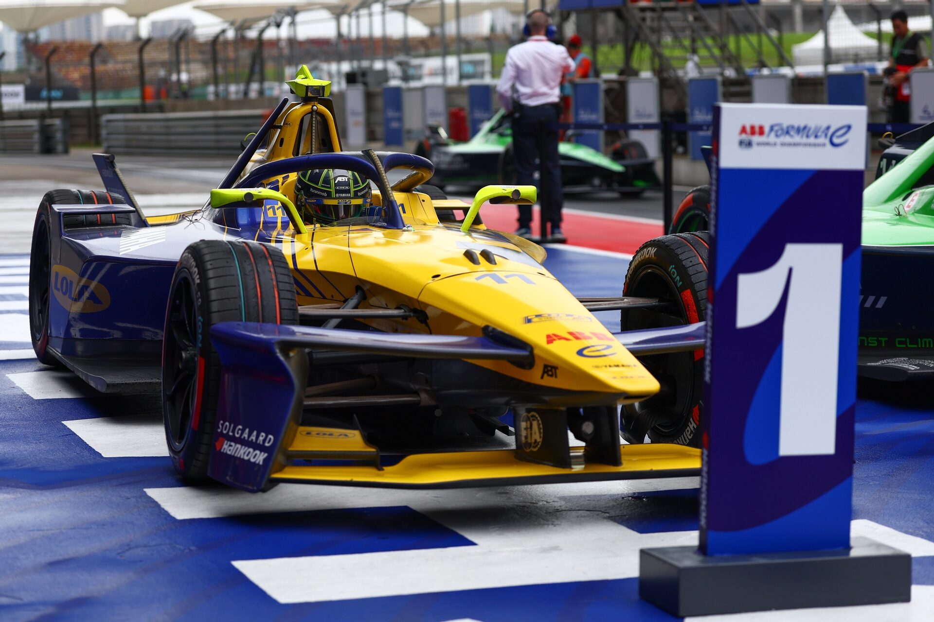 El ganador de la carrera Lucas di Grassi de Brasil y el Lola Yamaha ABT Formula E Team llega al parque cerrado duran