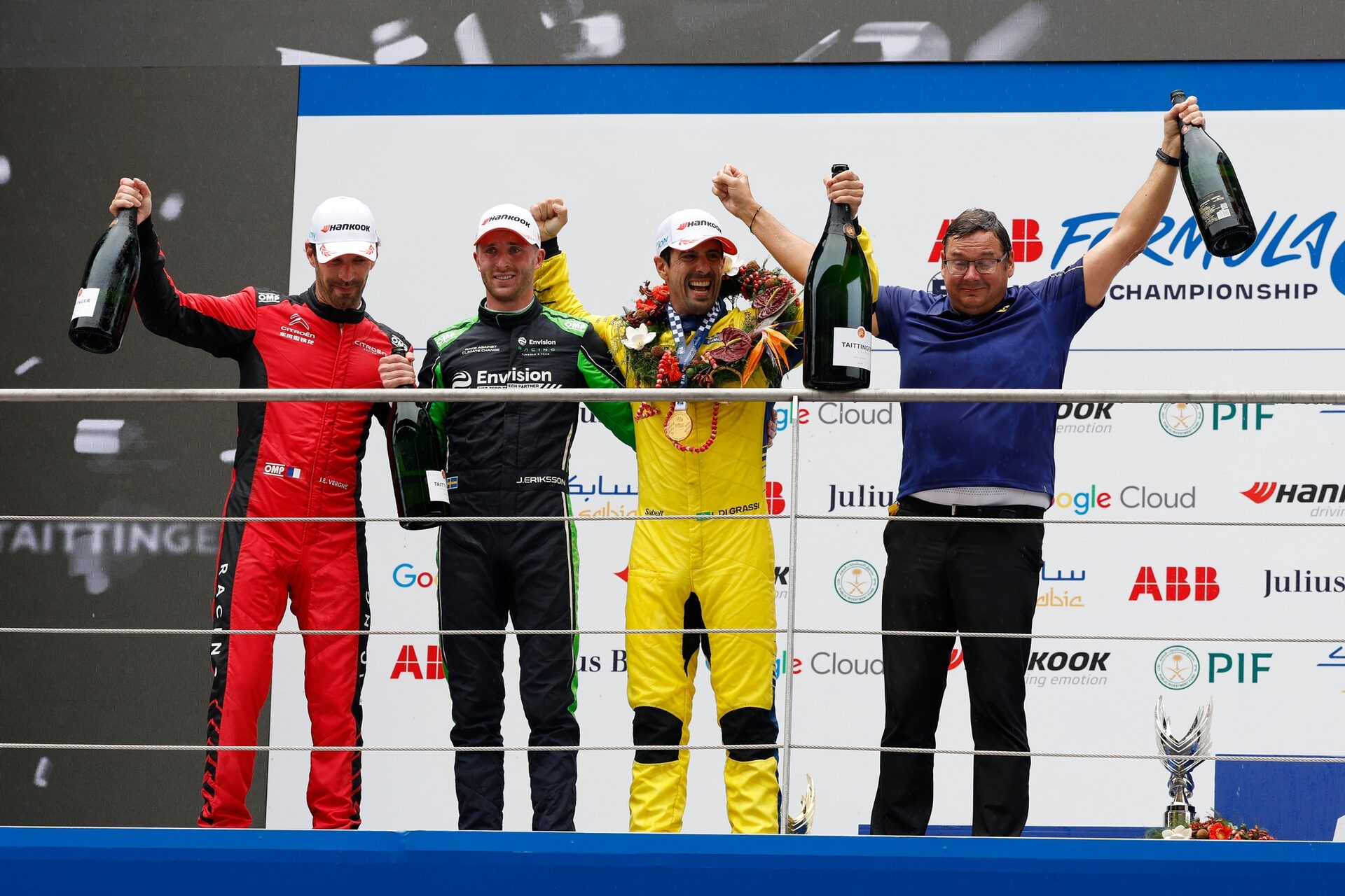El segundo clasificado Jean-Eric Vergne de Francia y el Citroen Racing, El tercer clasificado Joel Eriksson de Suecia a