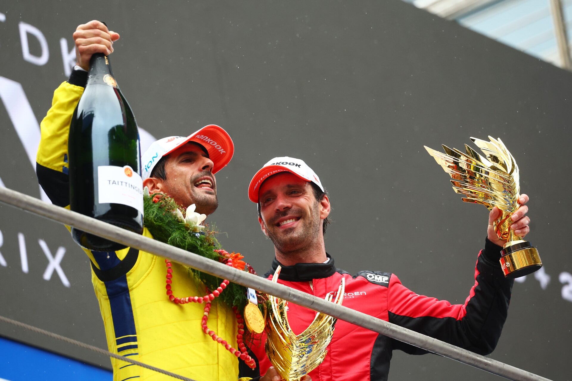 El ganador de la carrera Lucas di Grassi de Brasil y el Lola Yamaha ABT Formula E Team and El segundo clasificado Jean-Eric