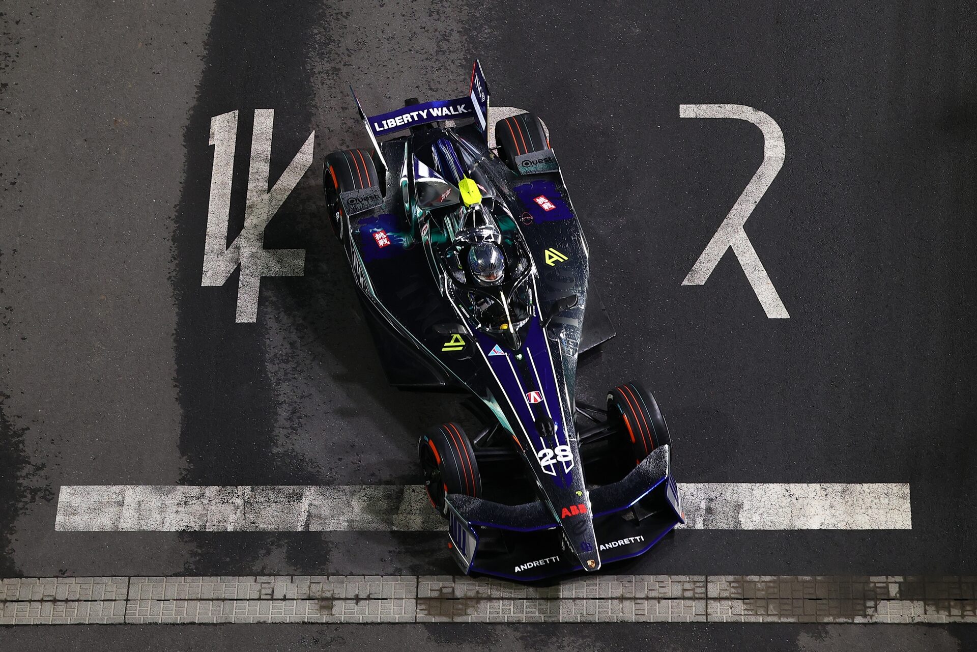 Felipe Drugovich de Brasil pilotando el (28) Andretti Formula E Porsche 99X Electric en pista durant