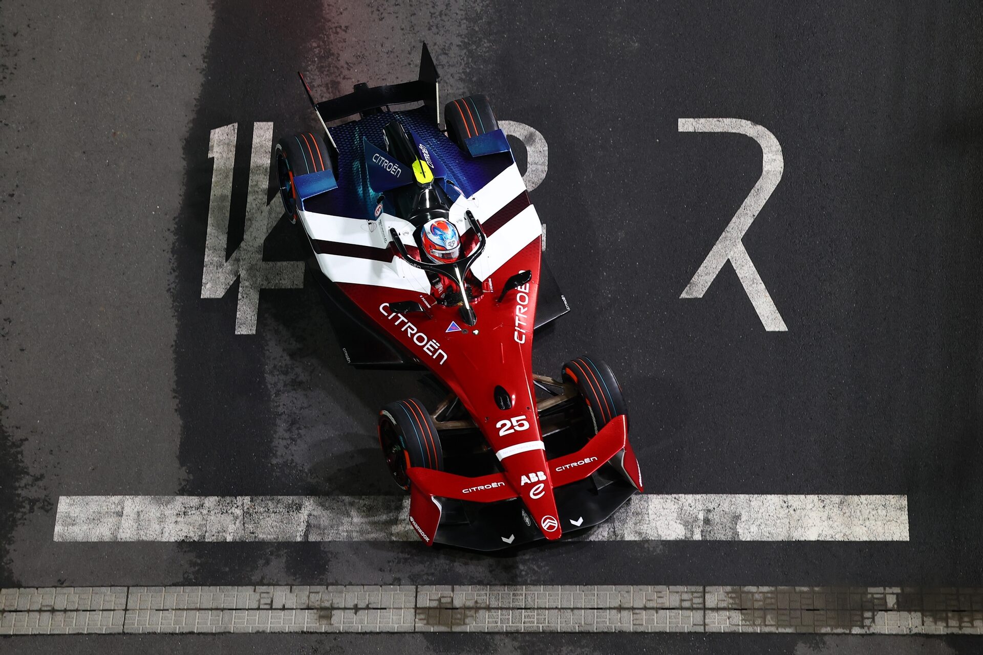 Jean-Eric Vergne de Francia pilotando el (25) Citroen Racing e-CX en pista durante la sesión de entr
