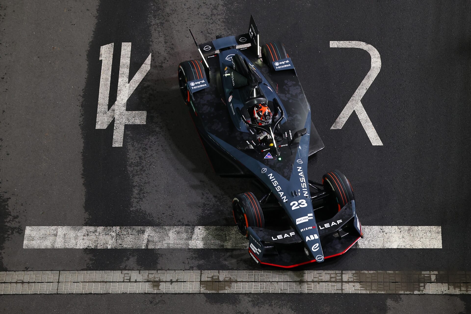 Norman Nato de Francia pilotando el (23) Nissan Formula E Team Nissan e-4ORCE 05 en pista durante la