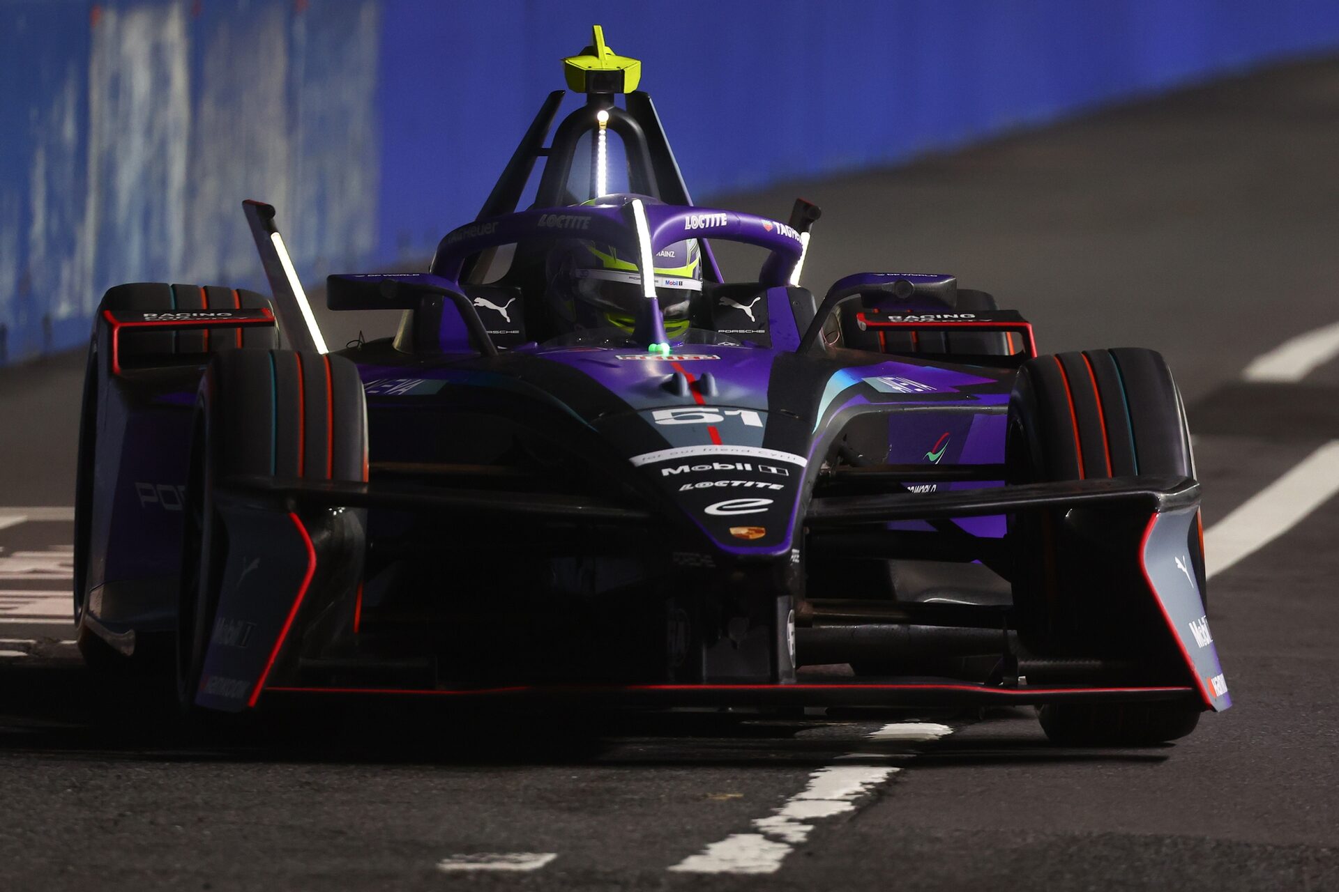 Nico Muller de Suiza pilotando el (51) Porsche Formula E Team Porsche 99X Electric en pista durante 