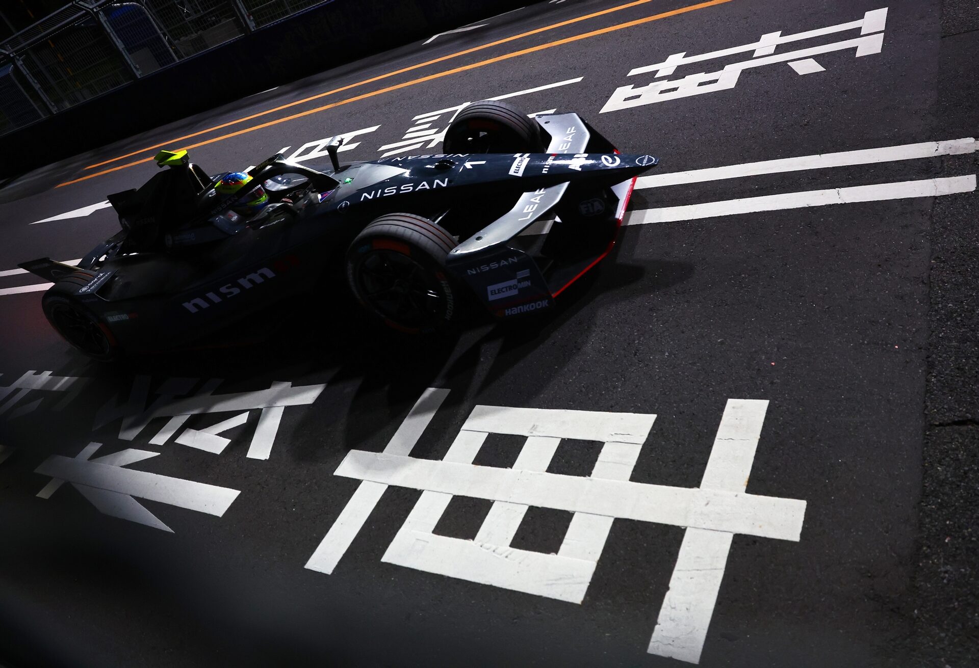 Oliver Rowland de Gran Bretaña pilotando el (1) Nissan Formula E Team Nissan e-4ORCE 05 en pista dur