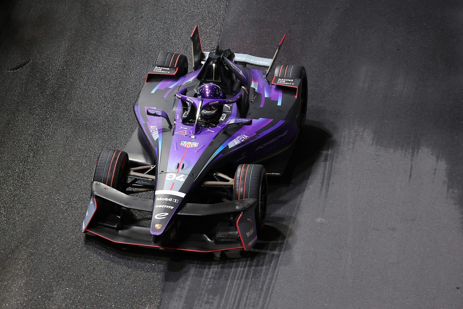 Pascal Wehrlein de Alemania pilotando el (94) Porsche Formula E Team Porsche 99X Electric en pista d