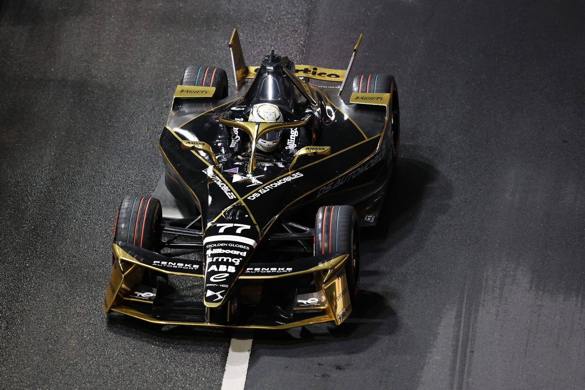 Taylor Barnard de Gran Bretaña pilotando el (77) DS Penske DS E-Tense FE25 en pista durante la sesió