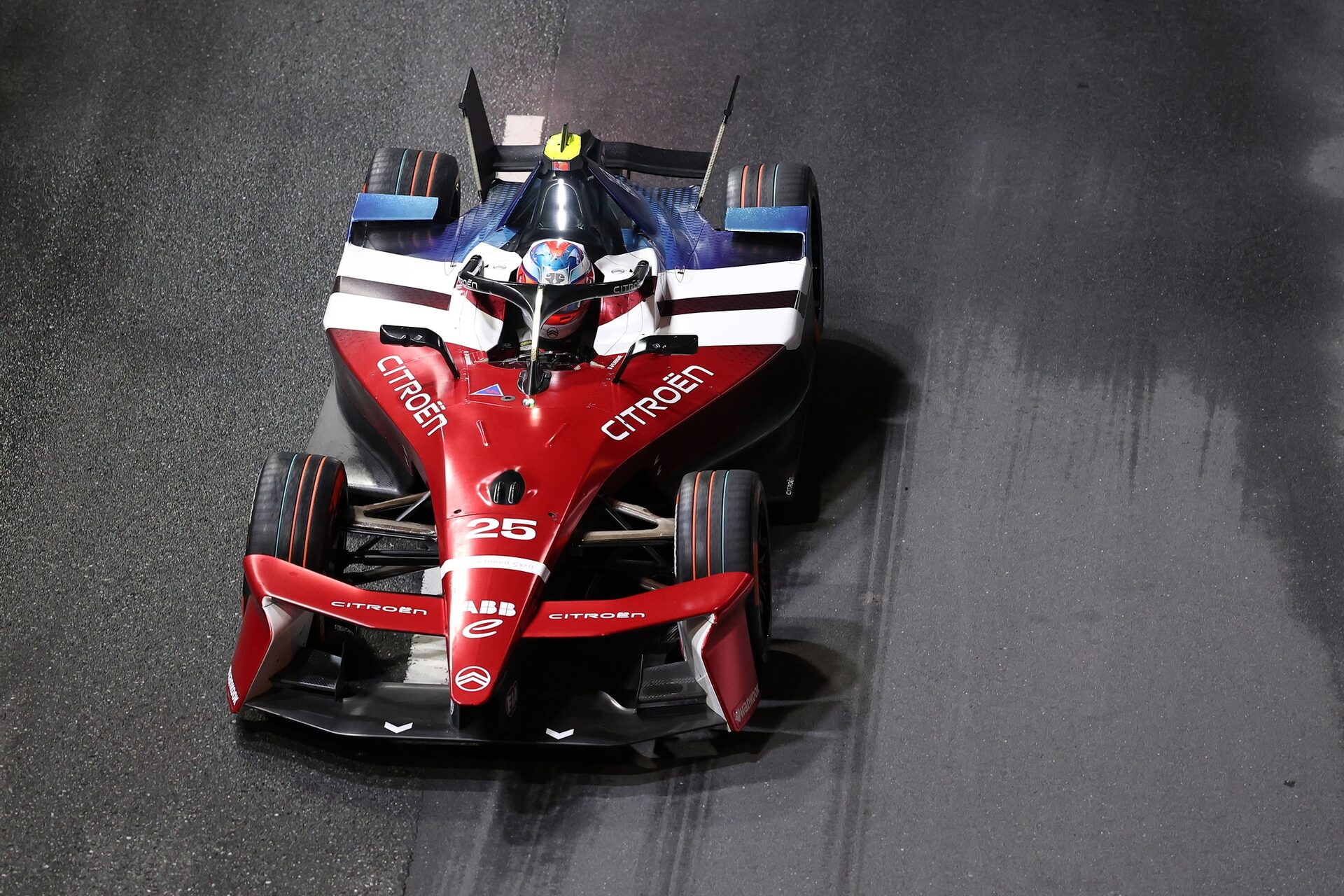 Jean-Eric Vergne de Francia pilotando el (25) Citroen Racing e-CX en pista durante la sesión de entr