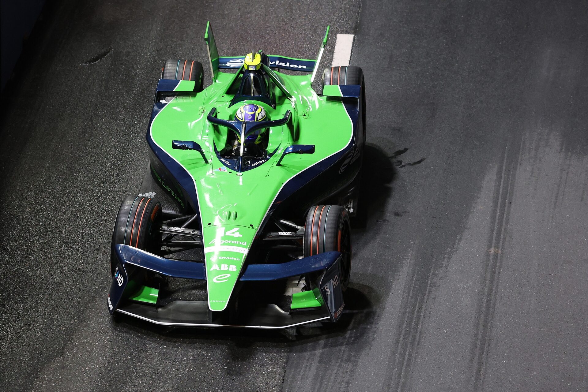 Joel Eriksson of Sweden pilotando el (14) Envision Racing Jaguar I-TYPE 7 en pista durante la sesión