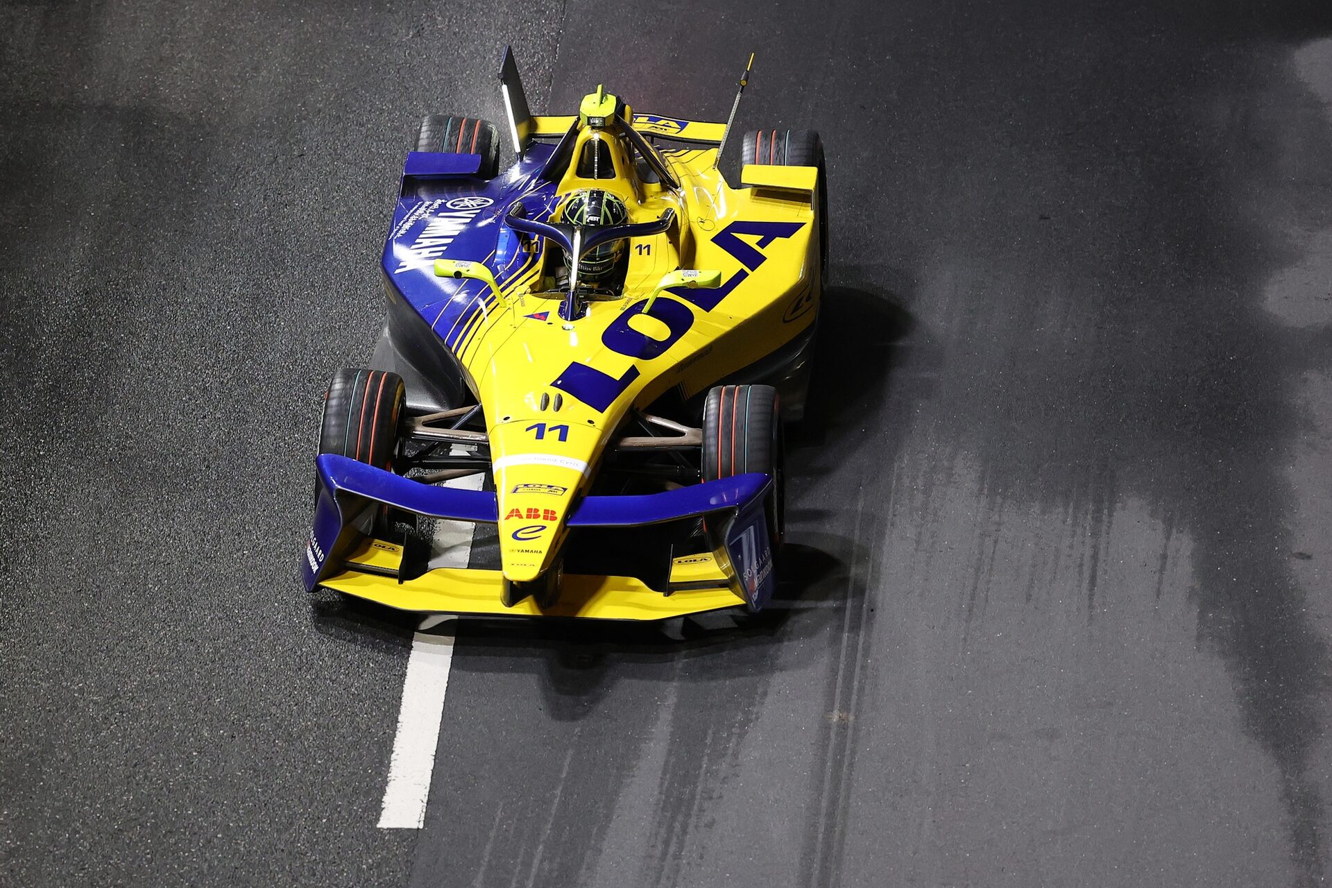 Lucas di Grassi de Brasil pilotando el (11) Lola Yamaha ABT Formula E Team Lola-Yamaha T001 en pista