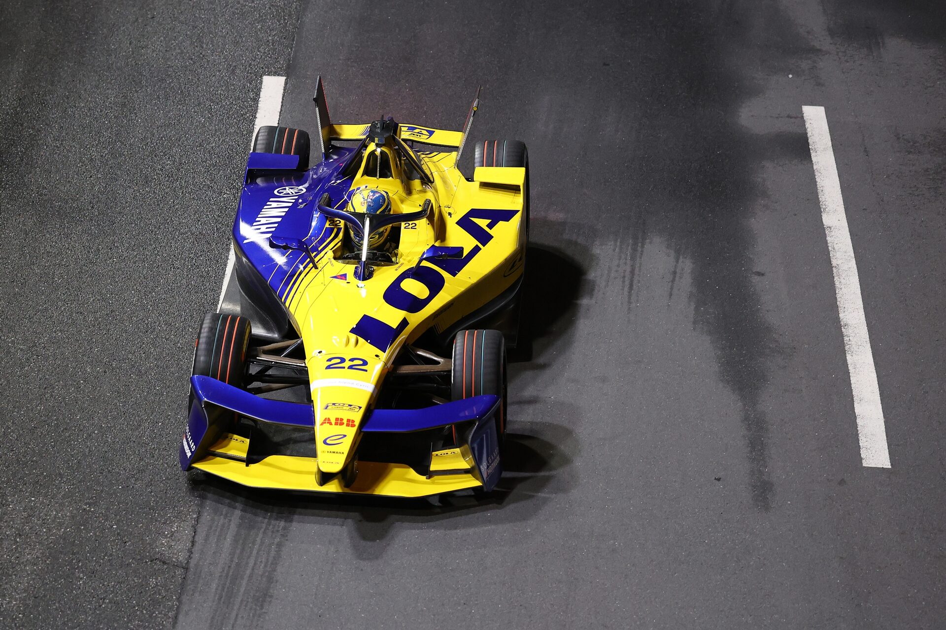Zane Maloney de Barbados pilotando el (22) Lola Yamaha ABT Formula E Team Lola-Yamaha T001 en pista 
