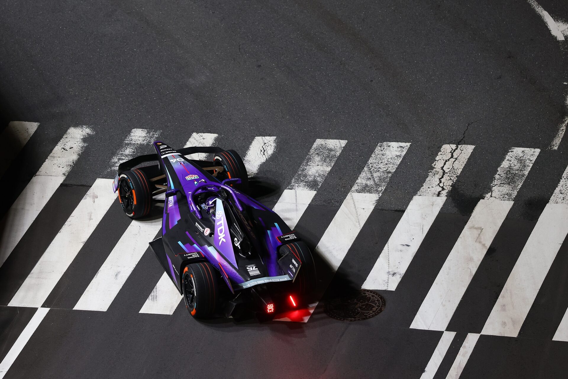 Pascal Wehrlein de Alemania pilotando el (94) Porsche Formula E Team Porsche 99X Electric en pista d
