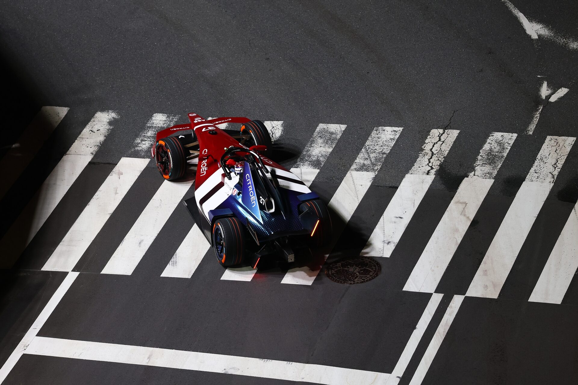 Nick Cassidy de Nueva Zelanda pilotando el (37) Citroen Racing e-CX en pista durante la sesión de en