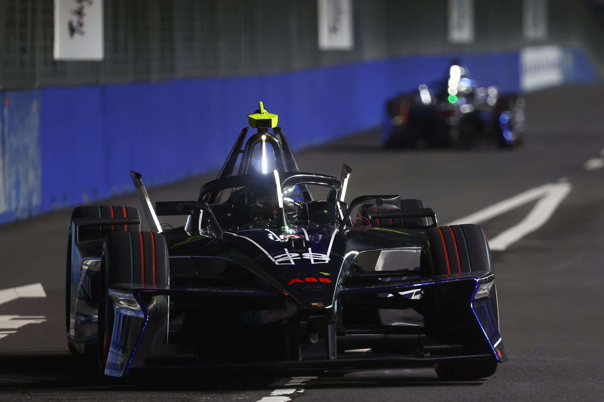 Felipe Drugovich de Brasil pilotando el (28) Andretti Formula E Porsche 99X Electric en pista durant