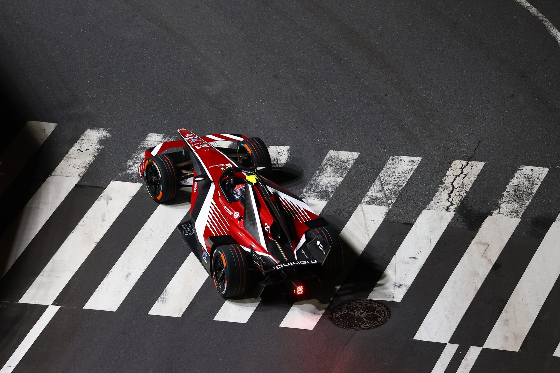 Nyck de Vries de los Países Bajos pilotando el (21) Mahindra Racing Mahindra M12Electro en pista dur